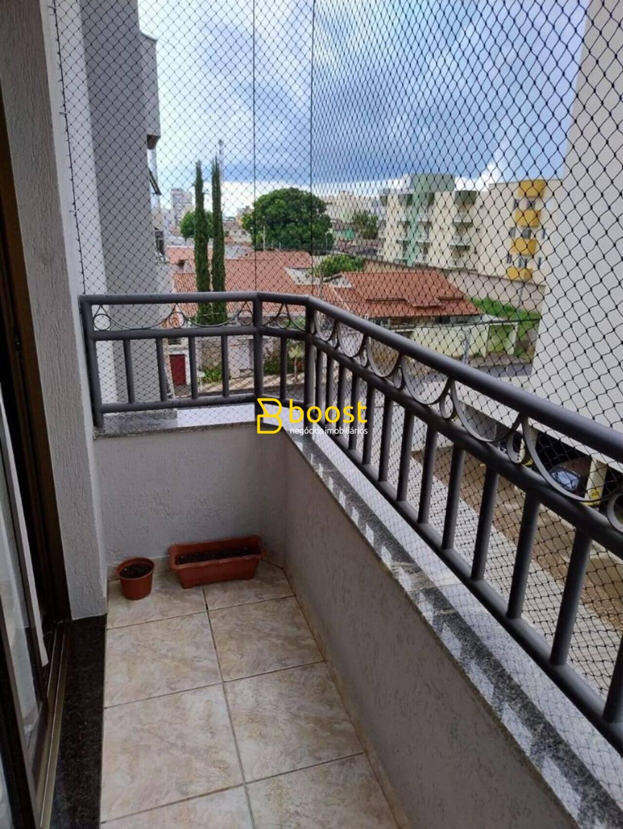 Apartamento com 3 dormitórios à venda, 69 m² por R$ 340.000 - Santa Mônica - Uberlândia/MG, foto 4