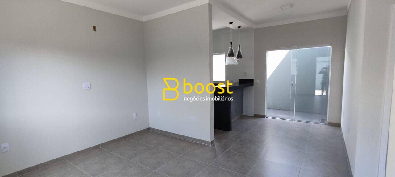 Casa com 2 quartos, 60 m², à venda por R$ 390.000 - Novo Mundo - Uberlândia/MG, foto 3