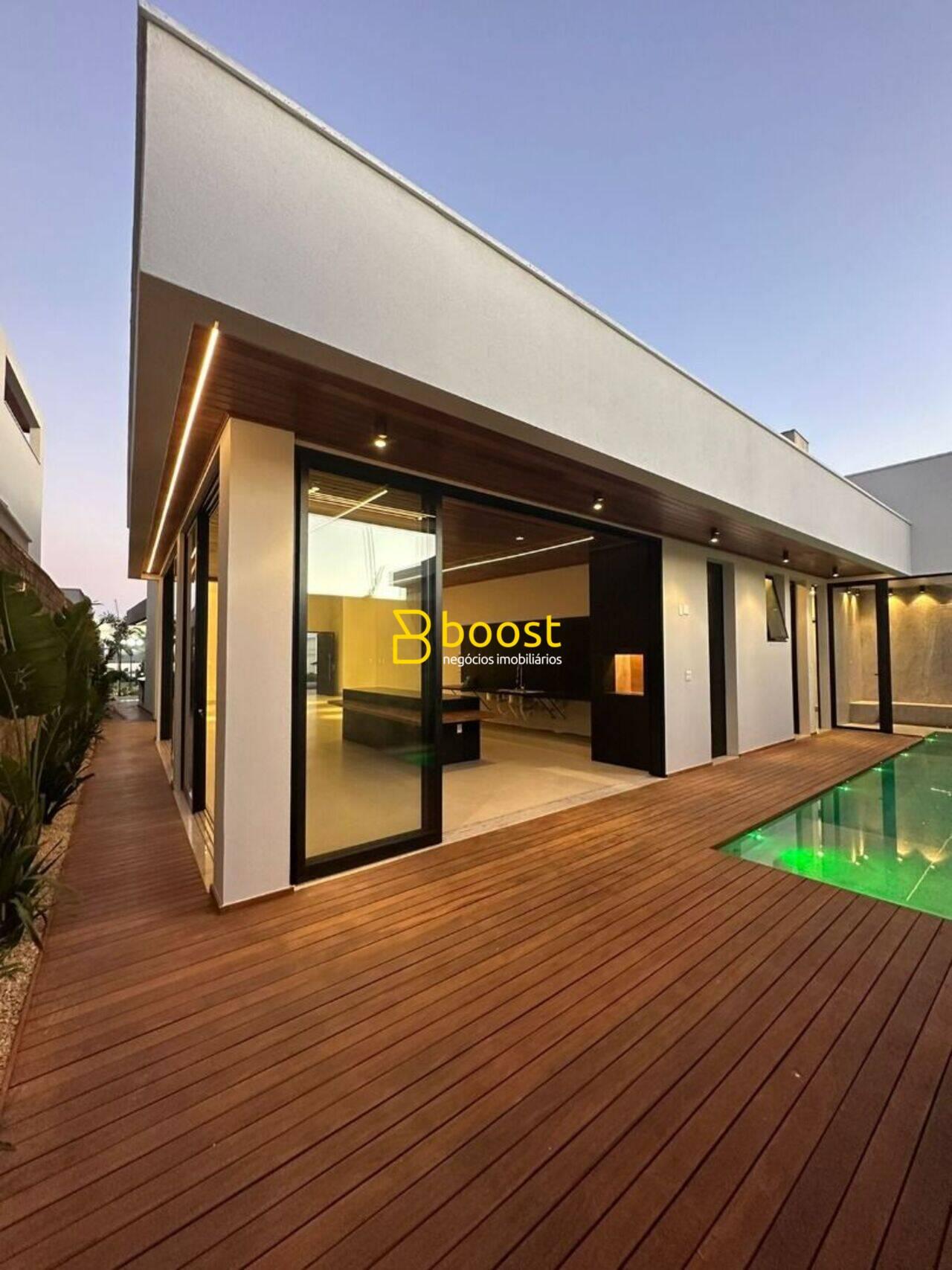 Casa com 4 quartos, 280 m², à venda por R$ 3.500.000 - Jardim Versailles - Uberlândia/MG, foto 2