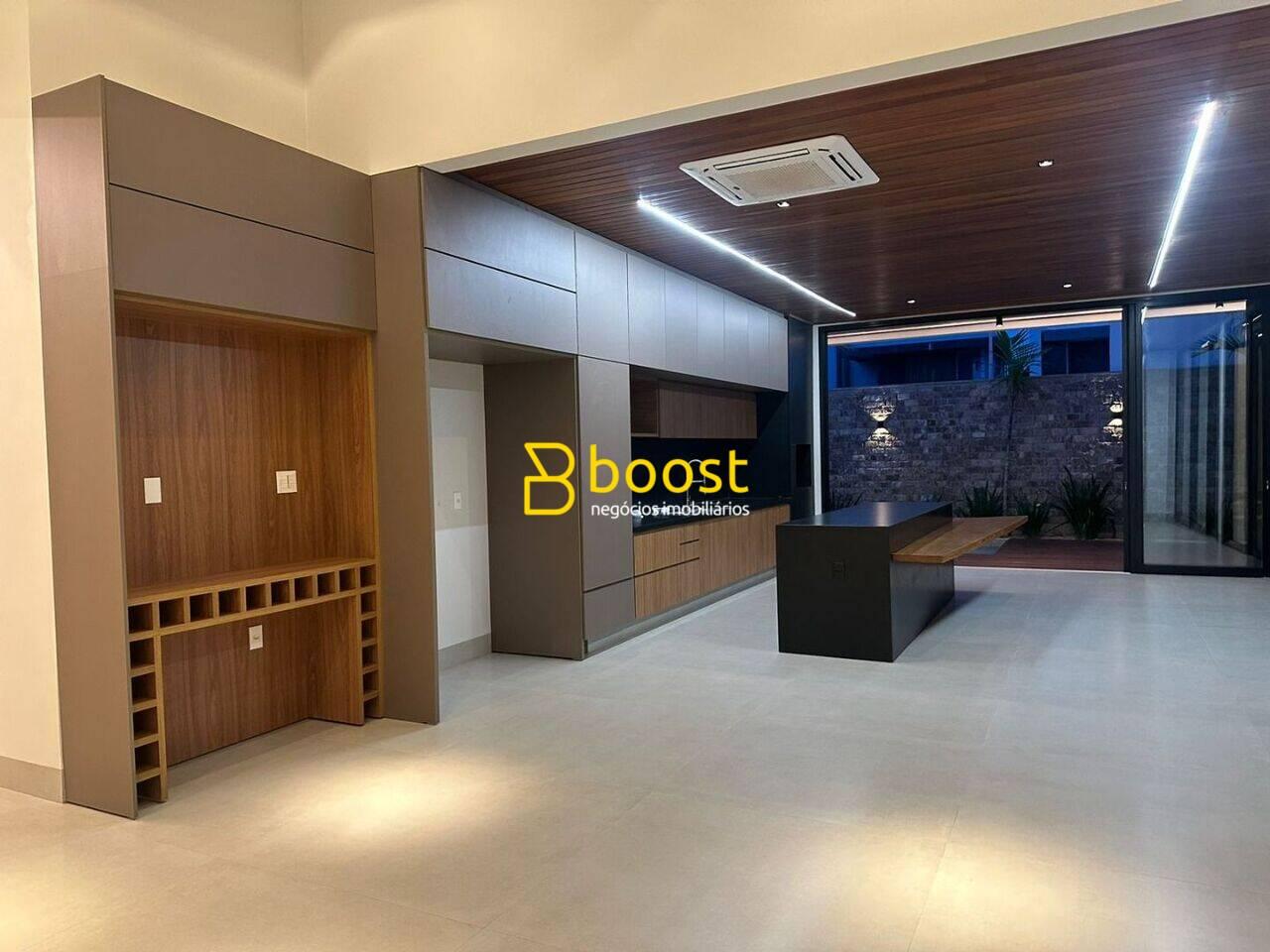 Casa com 4 quartos, 280 m², à venda por R$ 3.500.000 - Jardim Versailles - Uberlândia/MG, foto 3