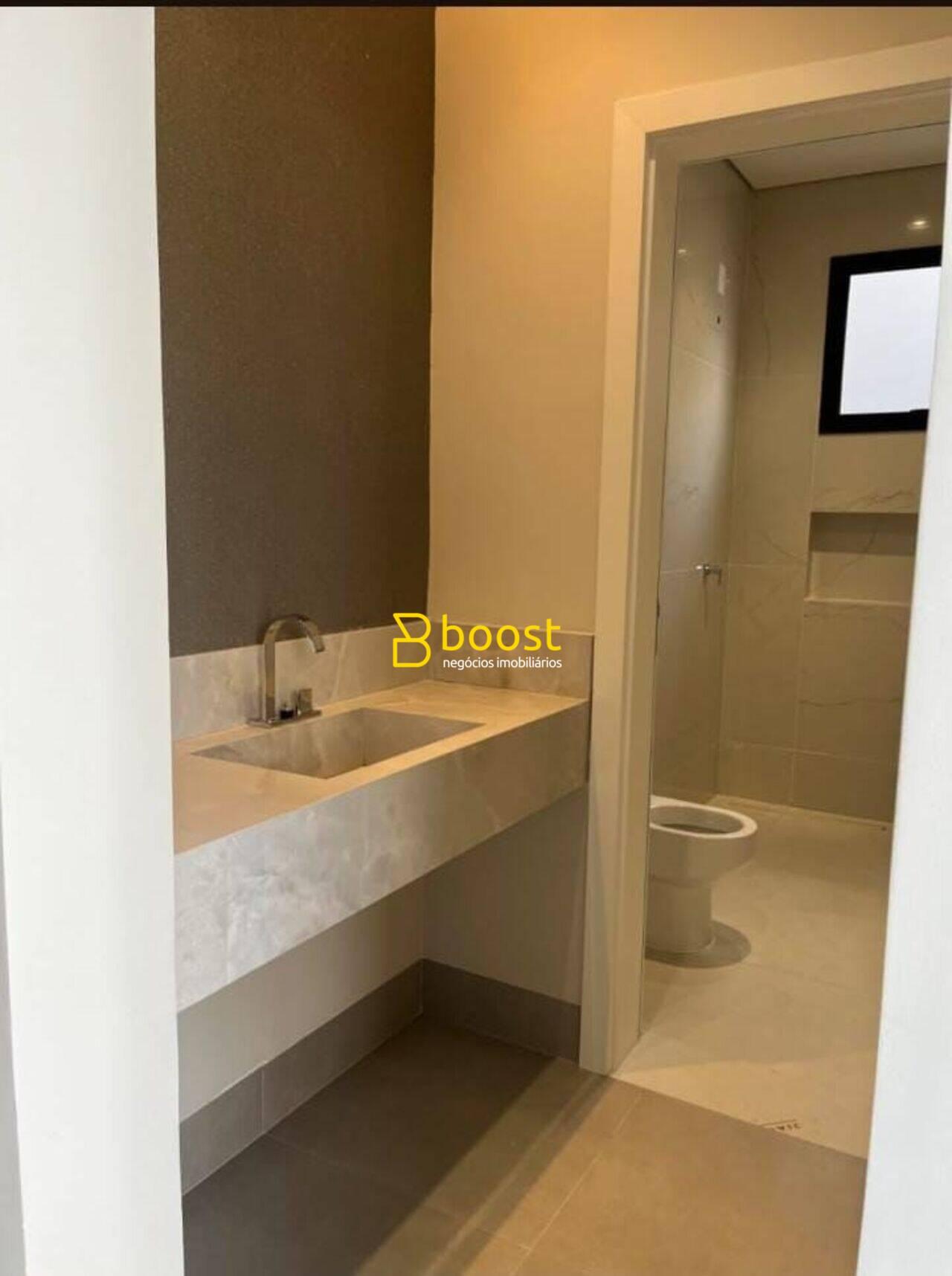 Casa com 3 quartos, 244 m², à venda por R$ 2.900.000 - Jardim Versailles - Uberlândia/MG, foto 3