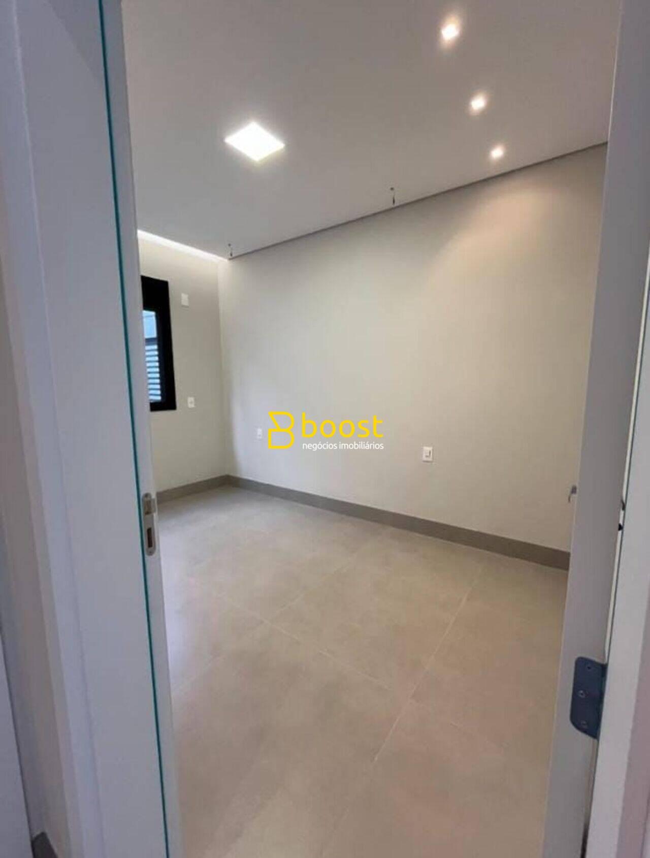 Casa com 3 quartos, 244 m², à venda por R$ 2.900.000 - Jardim Versailles - Uberlândia/MG, foto 4