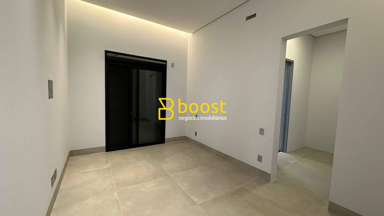 Casa com 4 dormitórios à venda, 270 m² por R$ 3.000.000,00 - Jardim Versailles - Uberlândia/MG, foto 2