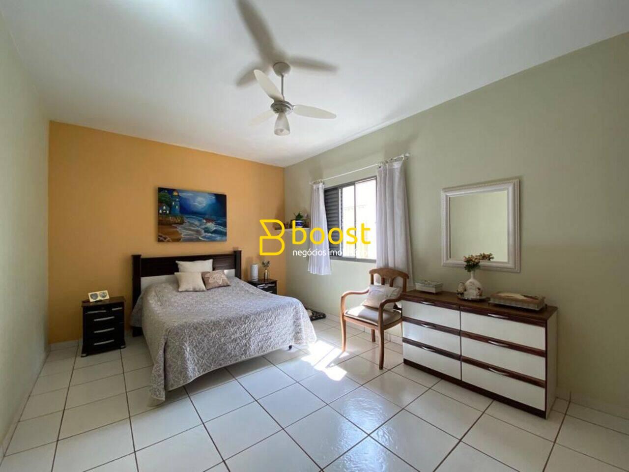 Casa com 3 dormitórios à venda, 242 m² por R$ 780.000,00 - Cidade Jardim - Uberlândia/MG, foto 2