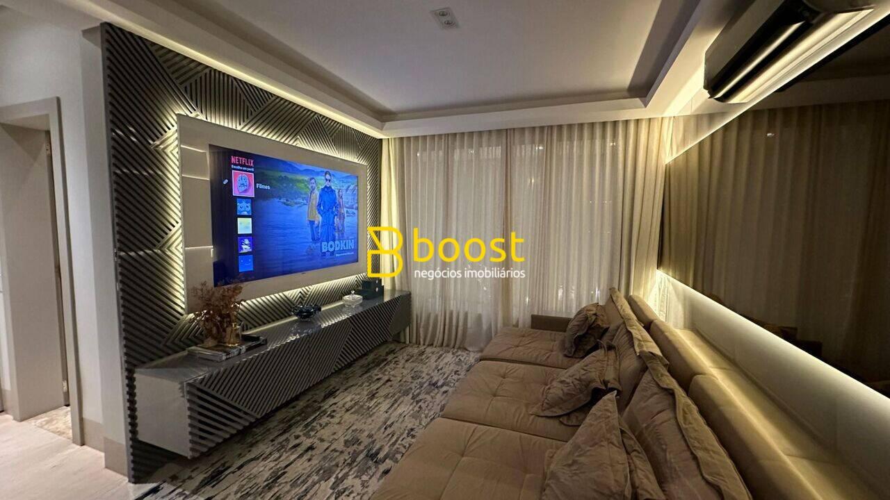 Casa com 3 quartos, 340 m², à venda por R$ 5.500.000 - Jardim Versailles - Uberlândia/MG, foto 4
