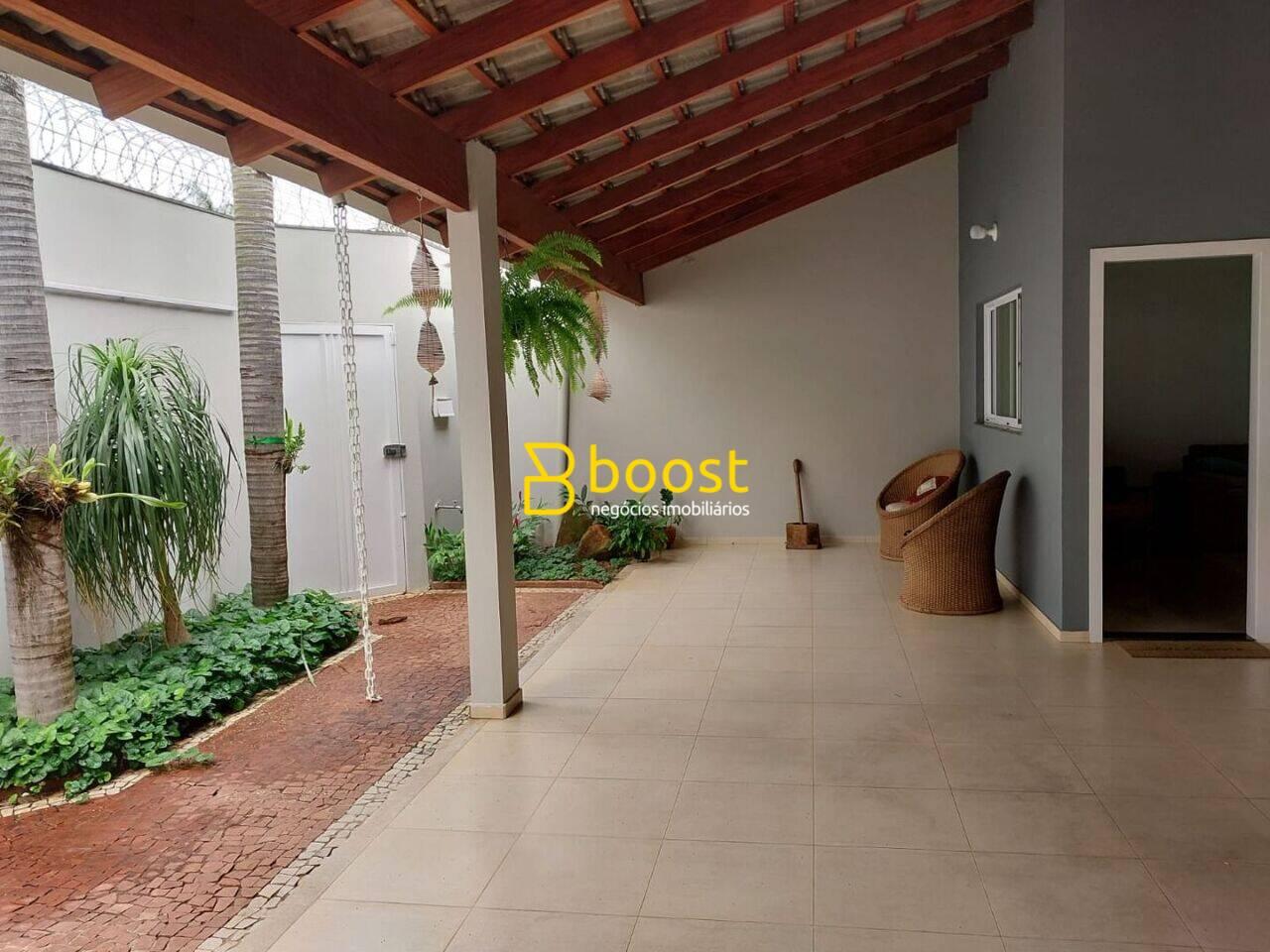 Casa com 3 dormitórios à venda, 258 m² por R$ 800.000 - Jardim Inconfidência - Uberlândia/MG, foto 3