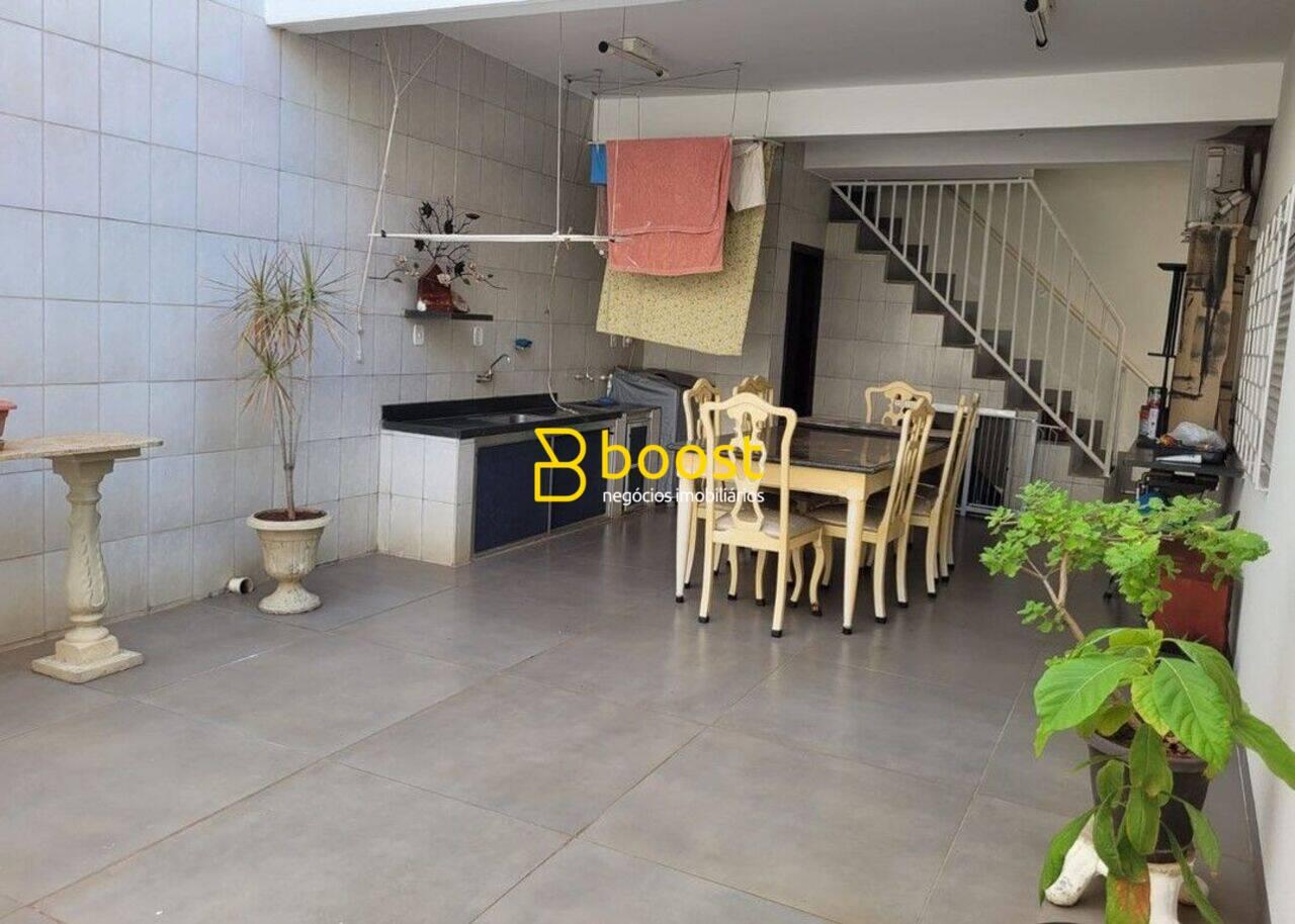Casa com 3 quartos, 197 m², à venda por R$ 750.000 - Patrimônio - Uberlândia/MG, foto 2