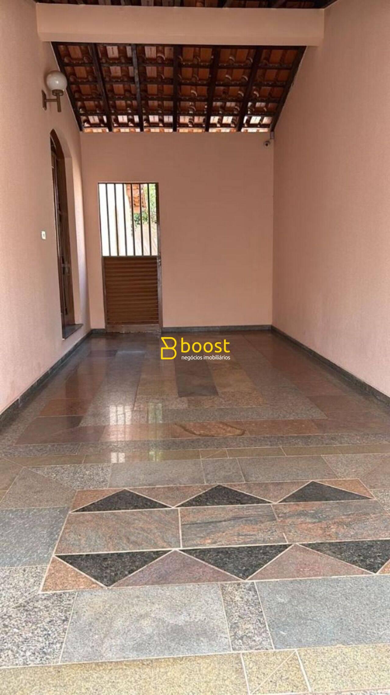 Casa com 3 quartos, 183 m², à venda por R$ 640.000 - Santa Mônica - Uberlândia/MG, foto 3