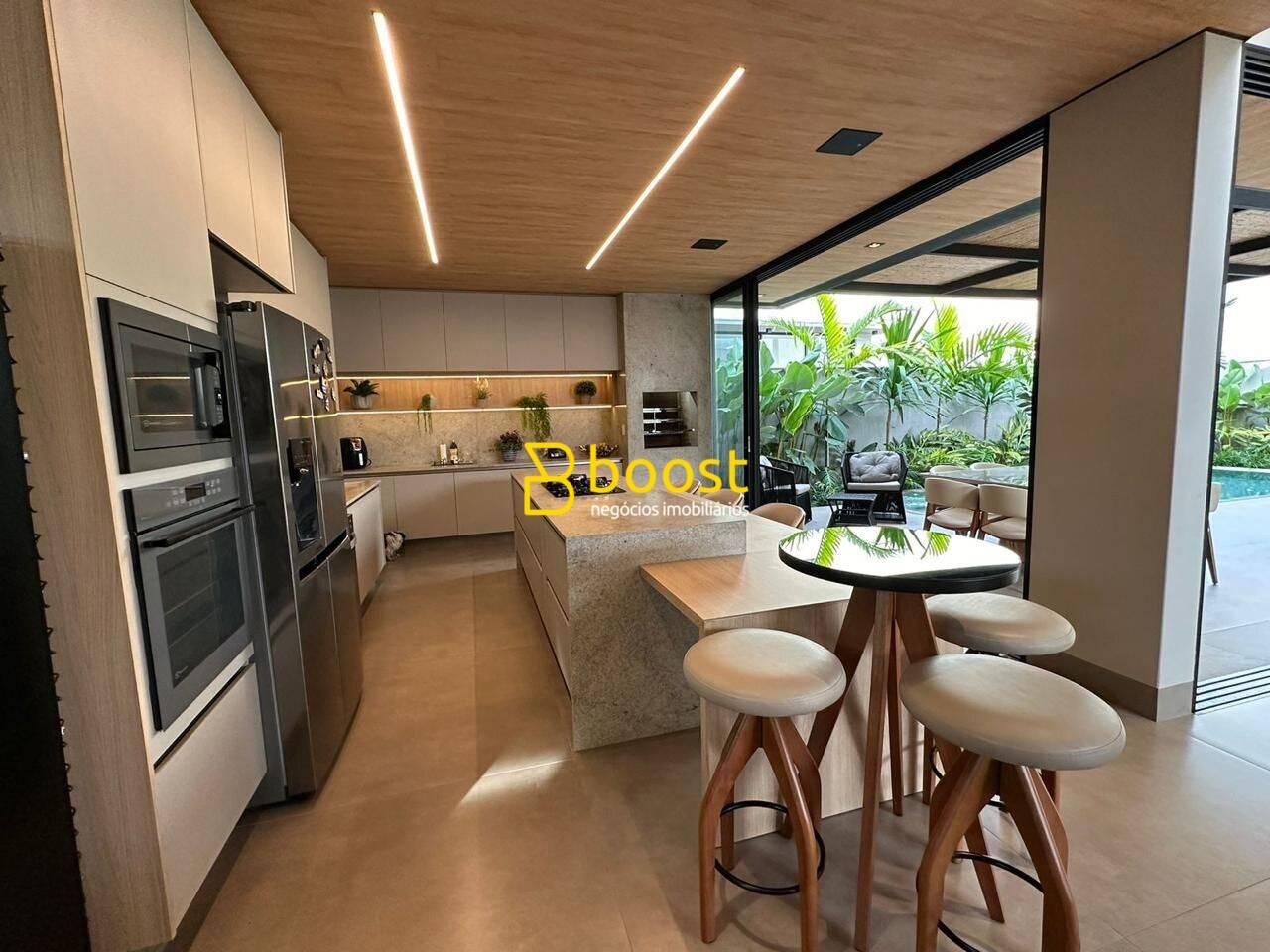 Casa com 4 quartos, 330 m², à venda por R$ 4.295.000 - Jardim Versailles - Uberlândia/MG, foto 3