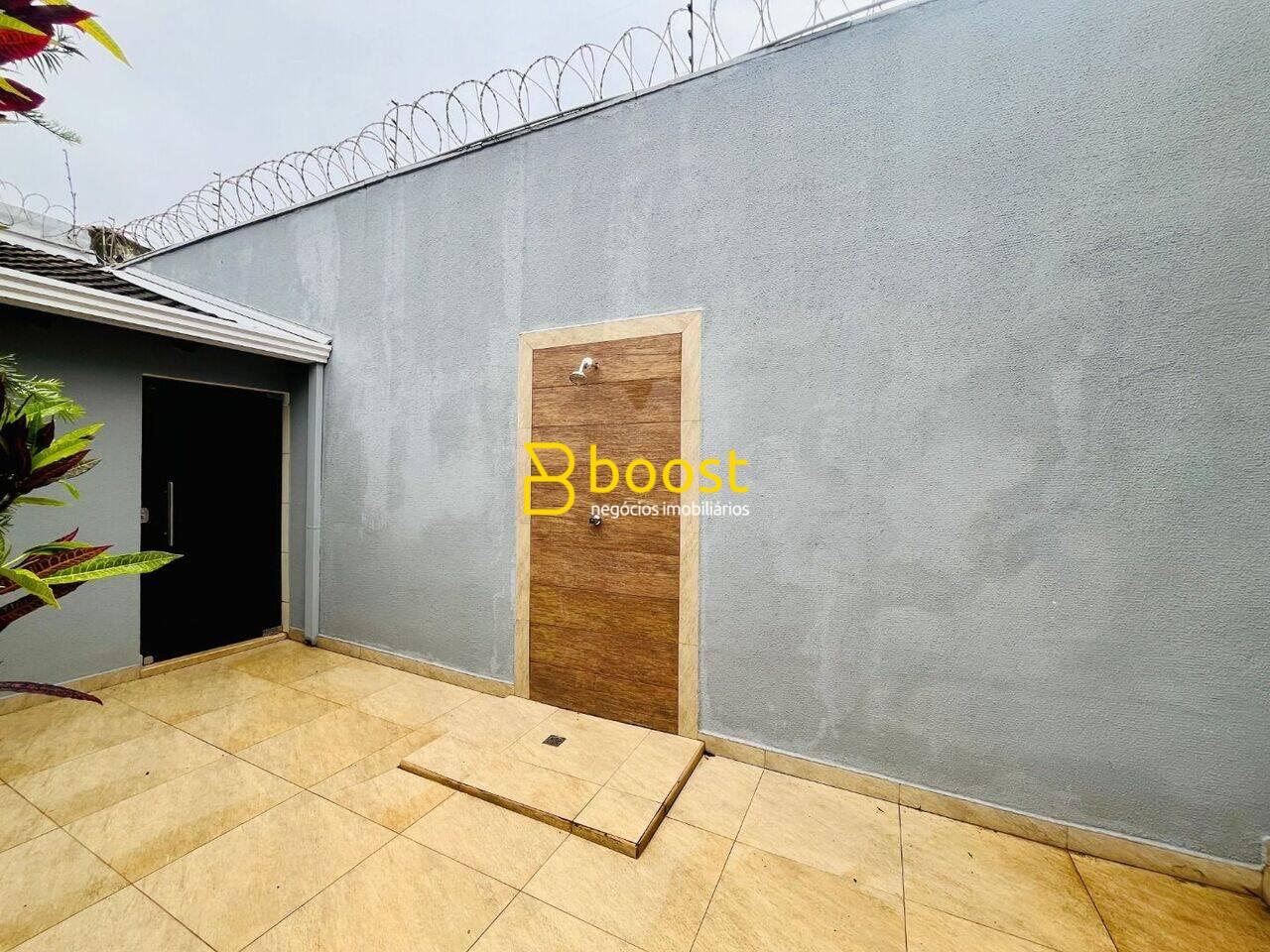 Casa com 3 quartos, 181 m², à venda por R$ 950.000 - Alto Umuarama - Uberlândia/MG, foto 2