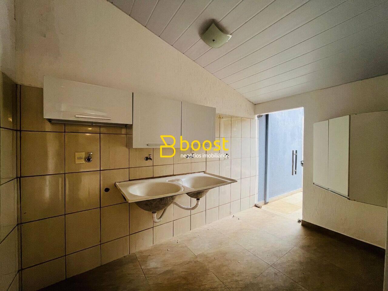 Casa com 3 quartos, 181 m², à venda por R$ 950.000 - Alto Umuarama - Uberlândia/MG, foto 3