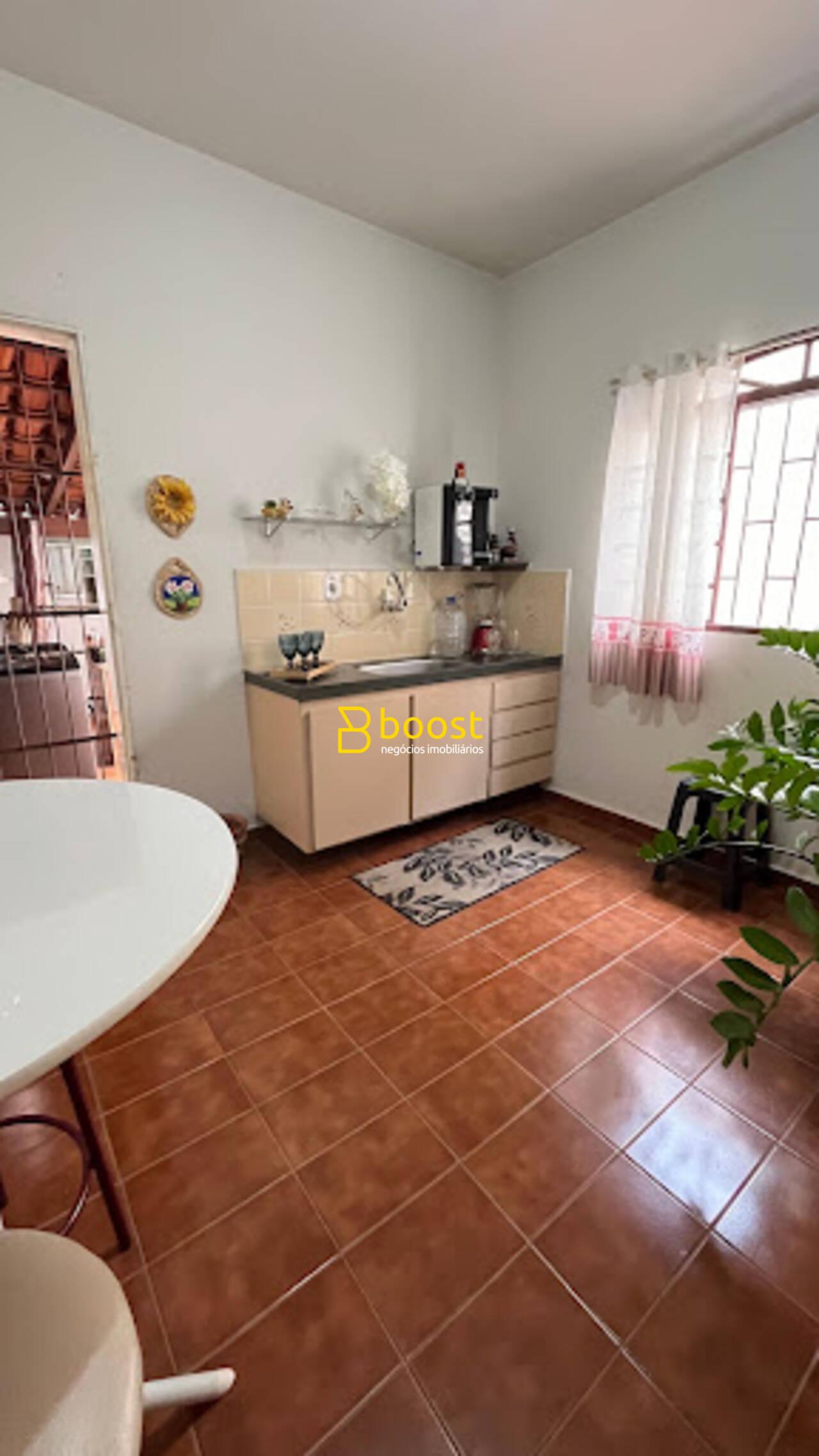 Casa com 3 quartos, 90 m², à venda por R$ 420.000 - Jardim Patrícia - Uberlândia/MG, foto 3