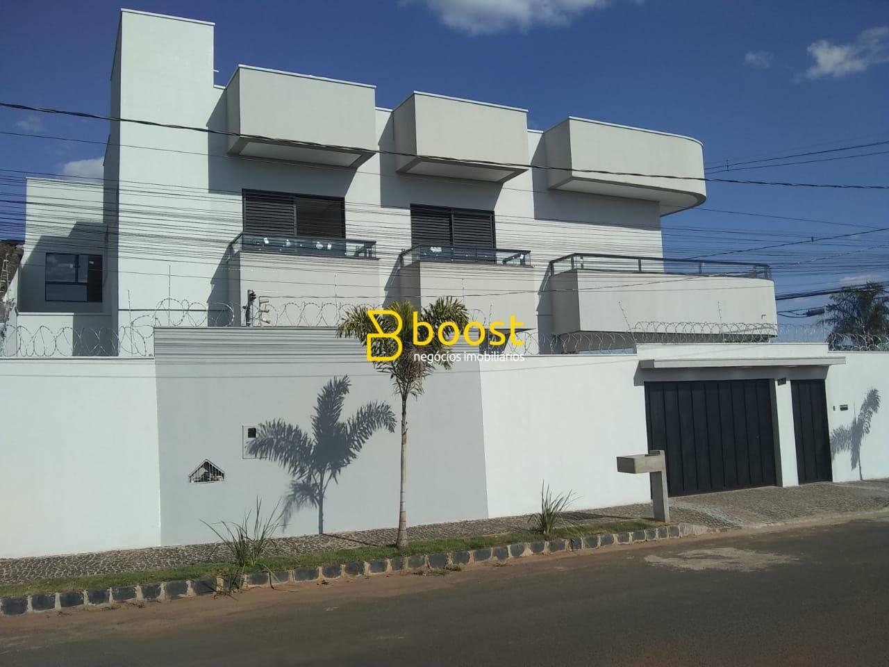 Sobrado à venda, 164 m² por R$ 790.000,00 - Laranjeiras - Uberlândia/MG