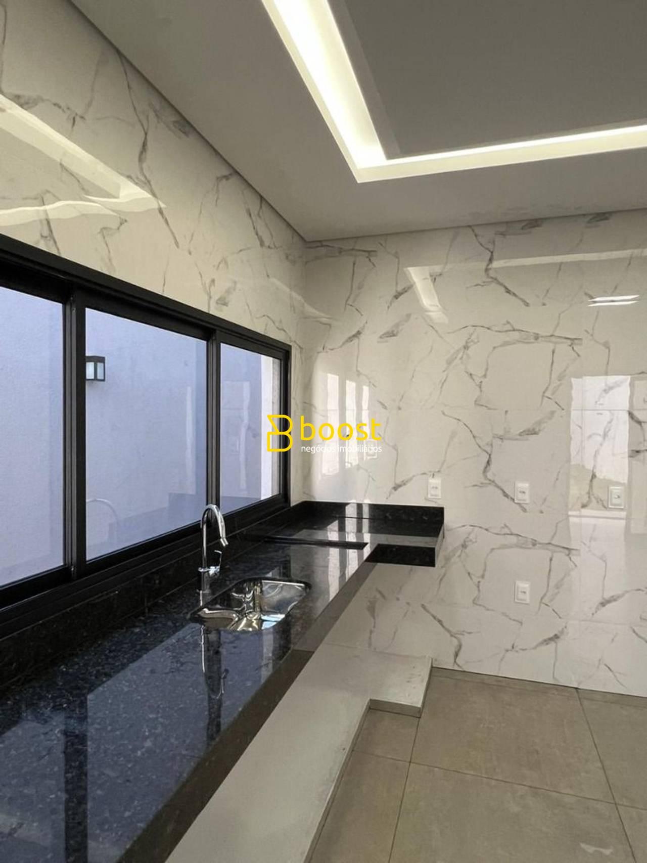 Sobrado com 3 quartos, 147 m², à venda por R$ 860.000 - Santa Mônica - Uberlândia/MG