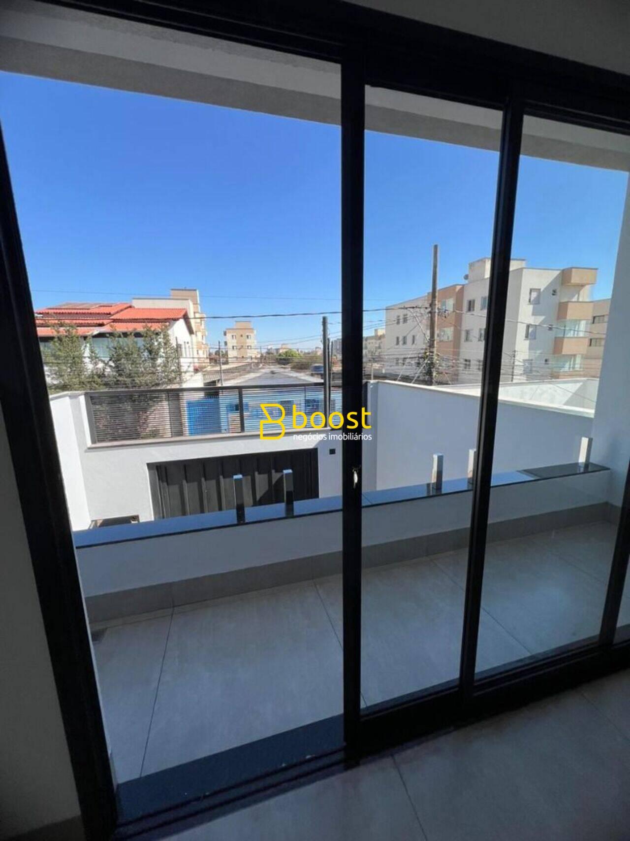 Sobrado com 3 quartos, 147 m², à venda por R$ 860.000 - Santa Mônica - Uberlândia/MG, foto 2