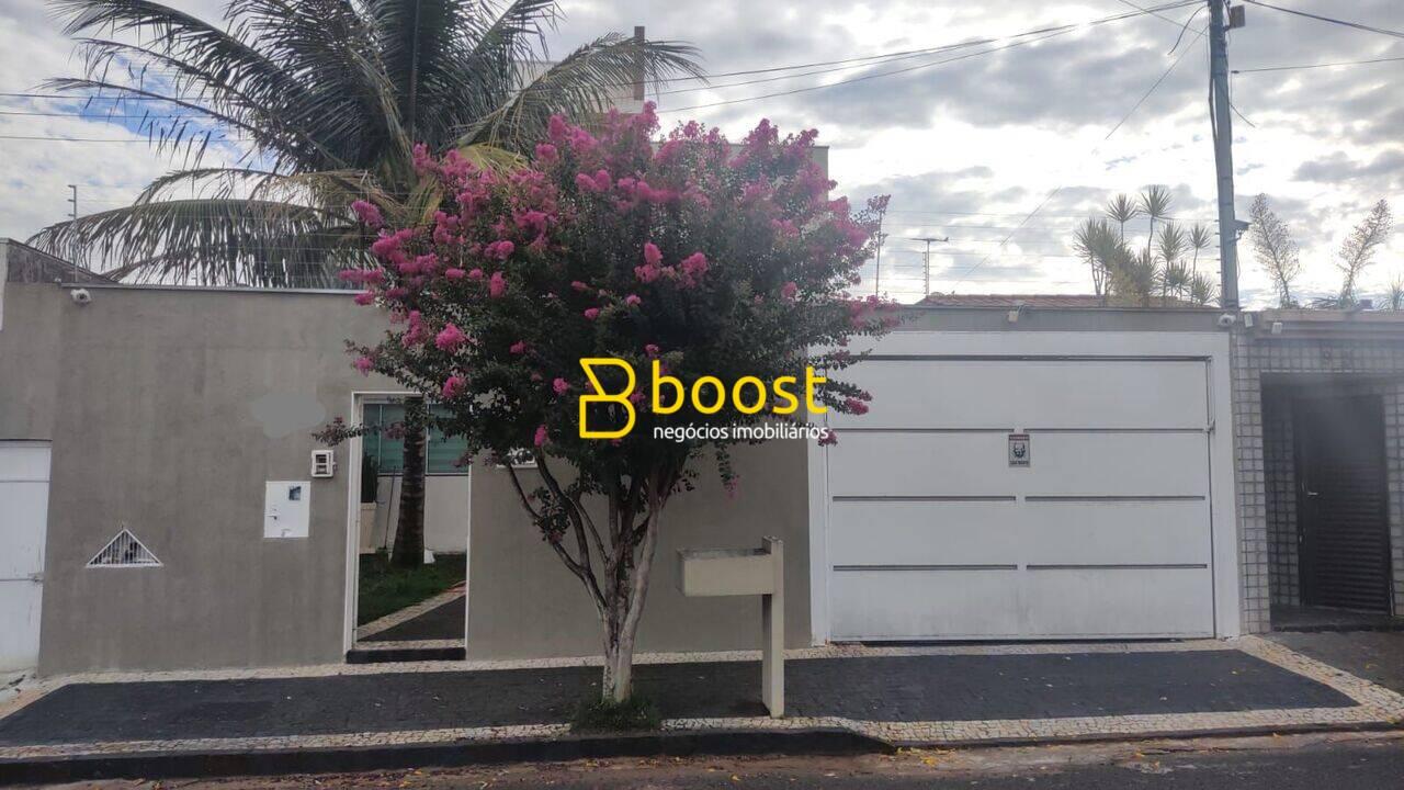 Sobrado com 3 quartos, 221 m², à venda por R$ 1.400.000 - Brasil - Uberlândia/MG, foto 2