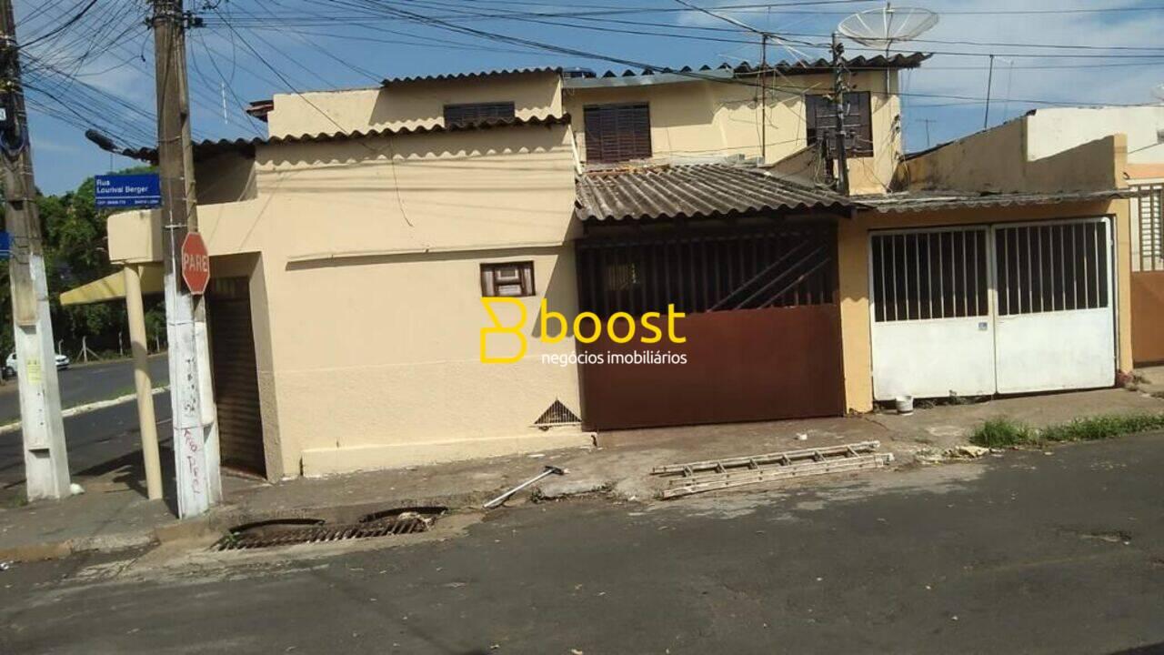 Sobrado com 4 quartos, à venda por R$ 300.000 - Santa Luzia - Uberlândia/MG, foto 2