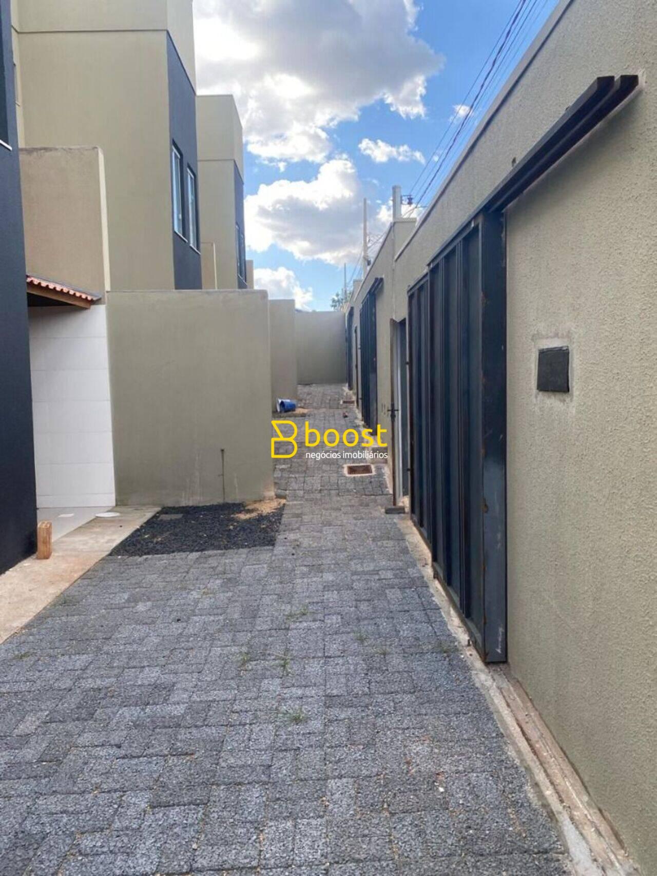 Sobrado com 2 dormitórios à venda, 90 m² por R$ 330.000,00 - Jardim Holanda - Uberlândia/MG, foto 2