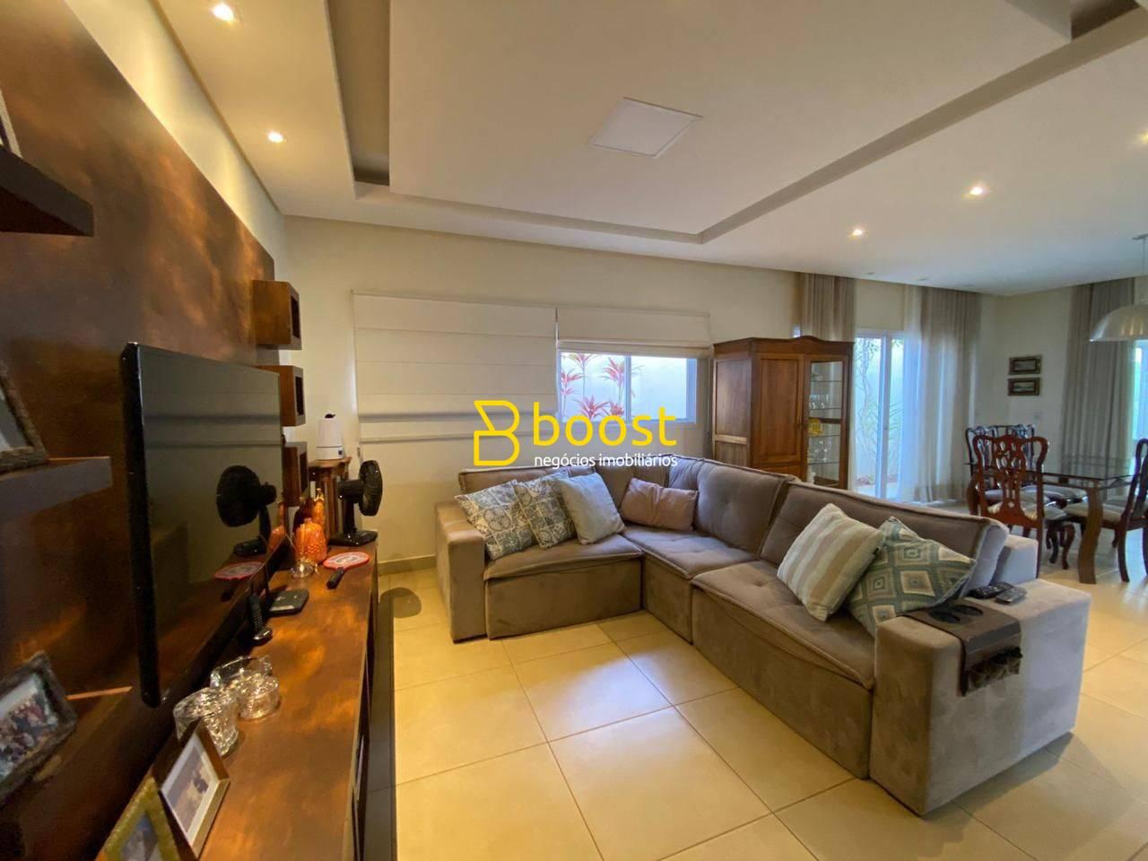 Sobrado com 3 quartos, 360 m², à venda por R$ 1.990.000 - Varanda Sul - Uberlândia/MG